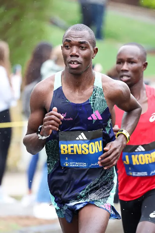 Benson Kipruto en competencia